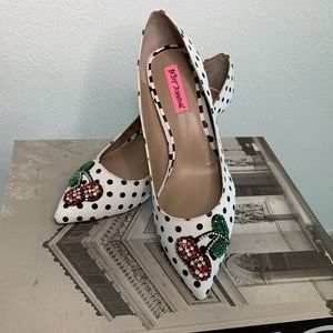 BETSY JOHNSON  POLKA DOT WITH BLING CHERRIES ON TOP PUMPS.  WOMENS SIZE 9